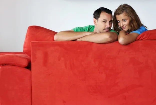 Casal conversando sobre como iniciar no cuckold com segurança no casamento