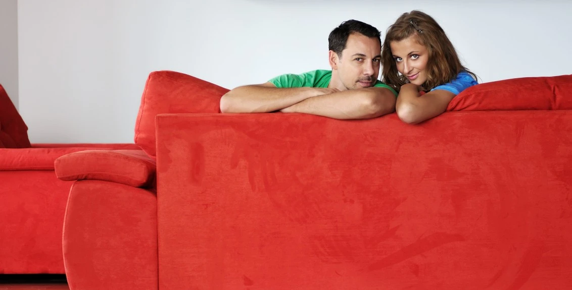 Casal conversando sobre como iniciar no cuckold com segurança no casamento